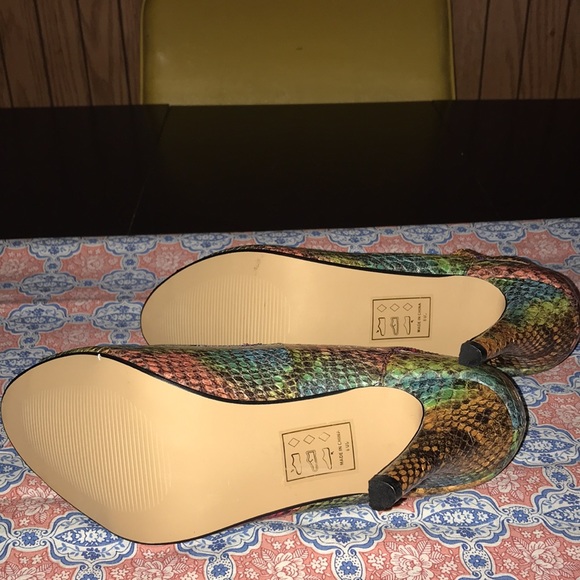 4/$10🌻🌻Rainbow snake skin print pumps - Picture 5 of 5